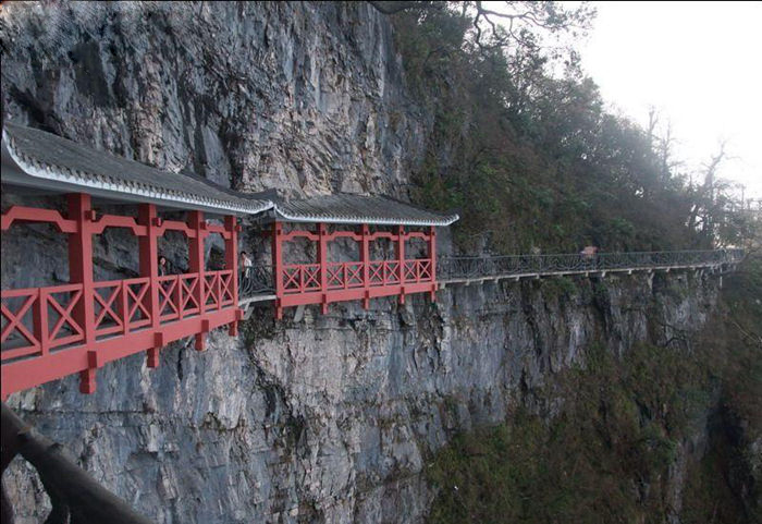 世界上8個(gè)最驚心動(dòng)魄的景點(diǎn)--置頂表情